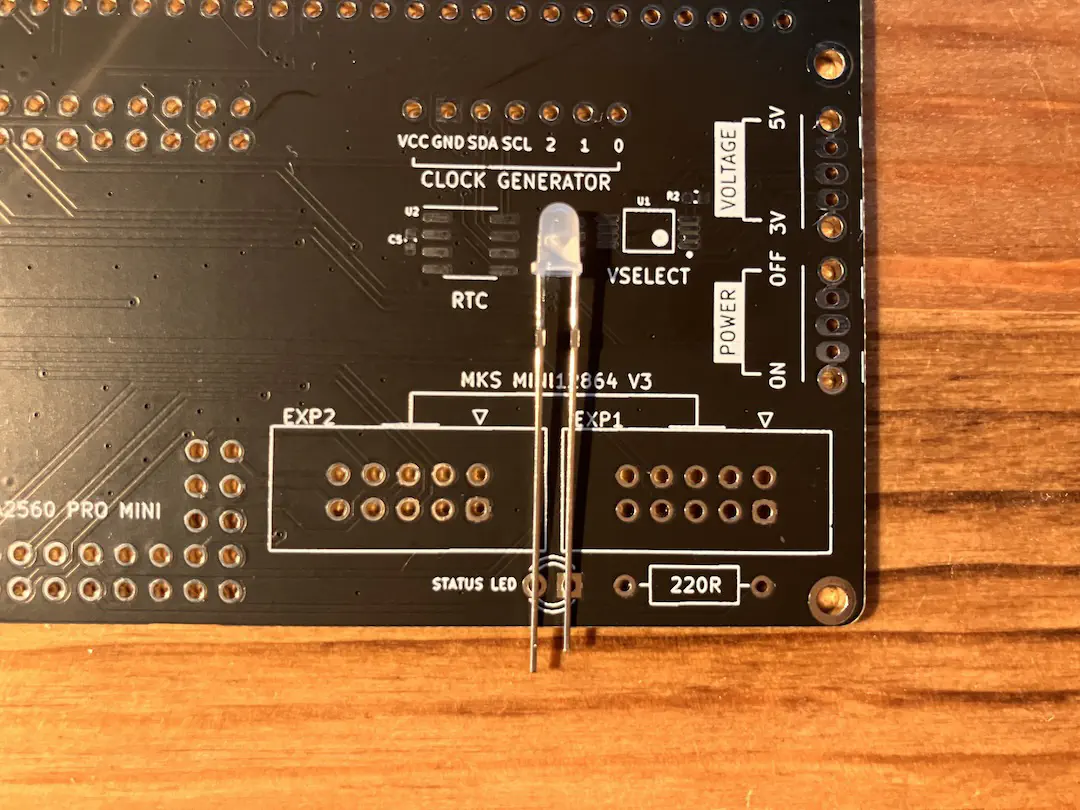 Main PCB に発光ダイオードをハンダ付け