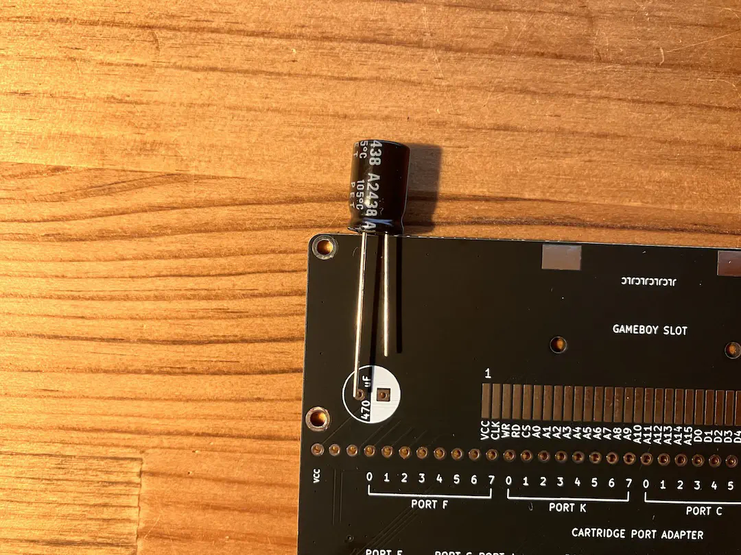 Main PCB にコンデンサをハンダ付け