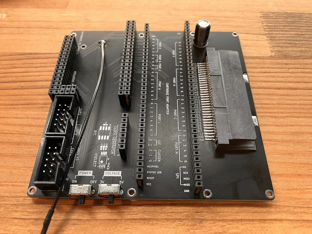 Main PCB のハンダ付けがすべて終わったところ(横から見た図)