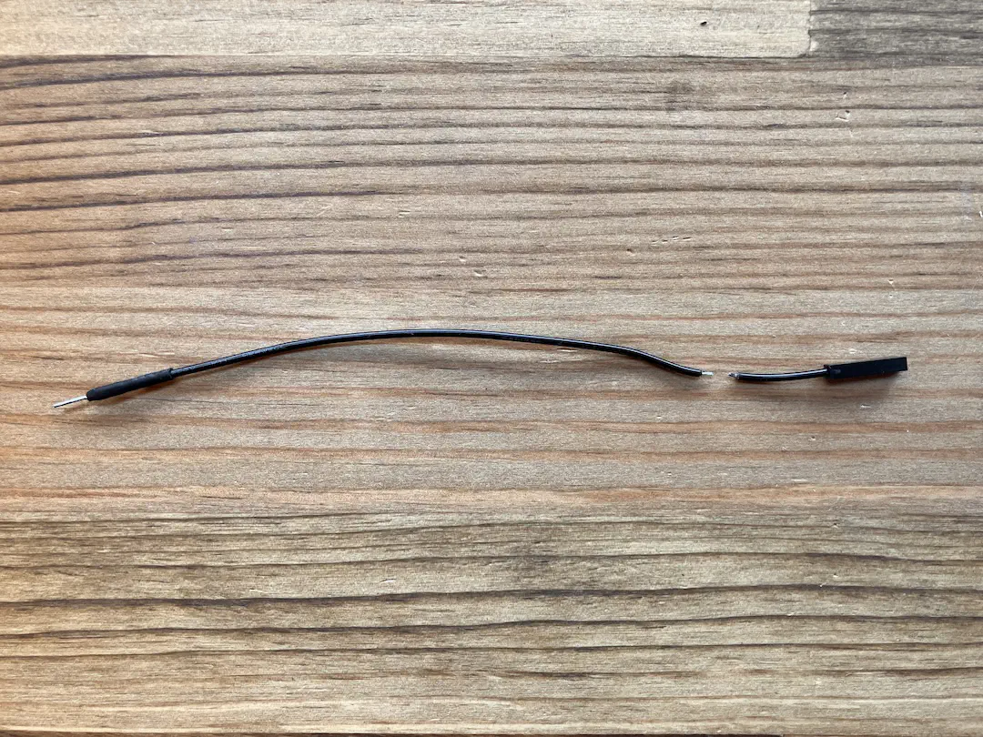 配線を切断して導線を剥き出しにする