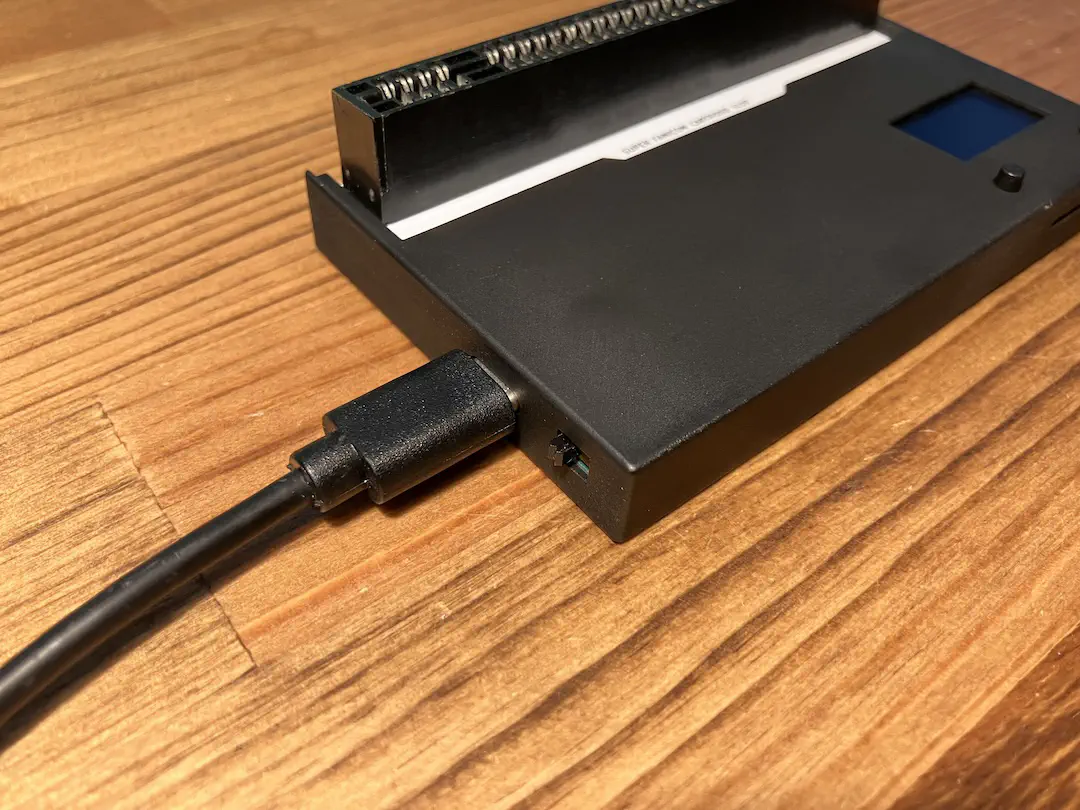 電源ケーブルを挿したところ