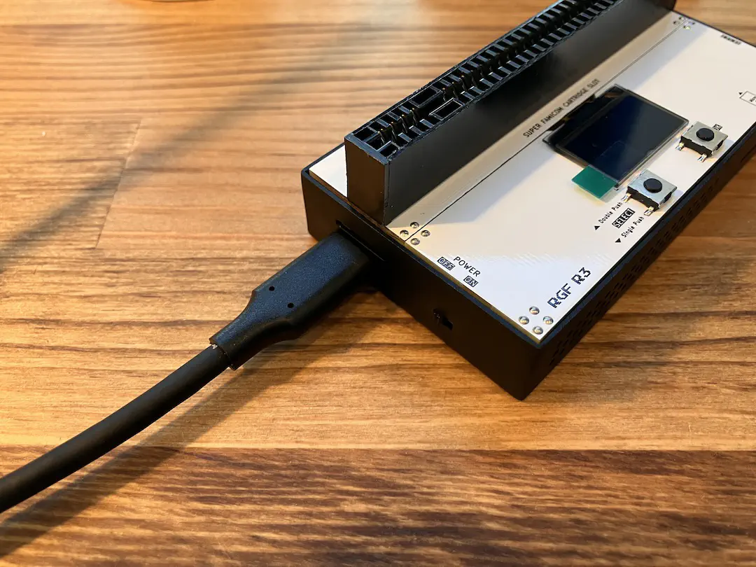 電源ケーブルを挿したところ